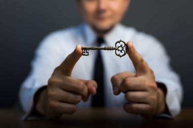 İş adamının elinde anahtar olarak başarının sırrı. İş hayatında başarı kavramı