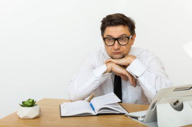 İş kavramından sıkılmış, iş yerinde zamanını boşa harcayan, sıkıcı işten uzaklaştırılmış, sıkıcı monoton rutinlere ilgi duymayan, bıkkınlık düşüncesinden yoksun tembel bir adam.