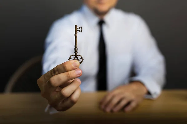 Descubra Segredo Negócio Sucesso Chave Mão Homem Negócios Mesa Sucesso — Fotografia de Stock