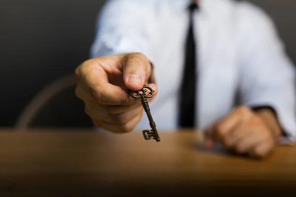 Descubra Segredo Para Sucesso Dos Negócios Empresário Dar Chave Sucesso — Fotografia de Stock