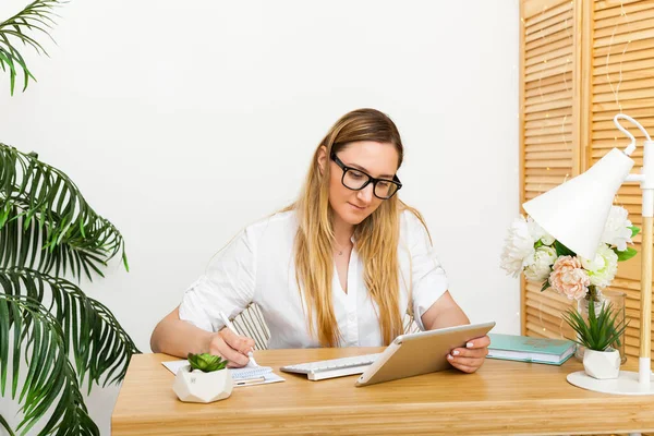 Concentrated Adult Beautiful Businesswoman Glasses Working Table Bright Home Office — Stock Photo, Image