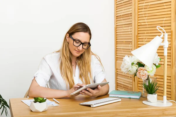 Concentrated Adult Beautiful Businesswoman Working Table Bright Home Office — Stock Photo, Image