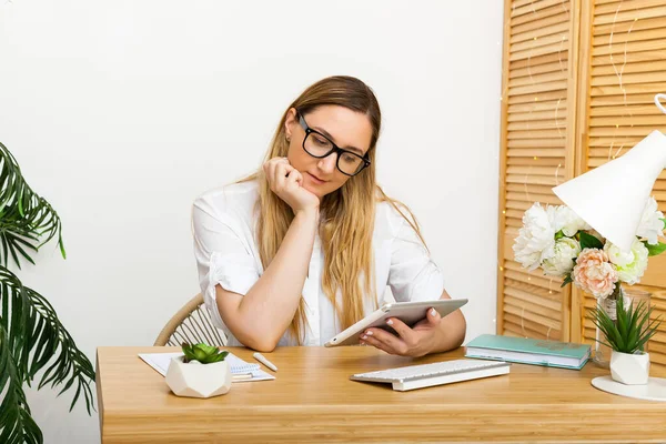 Concentrated Adult Beautiful Businesswoman Working Watching Online Course Home — Stock Photo, Image