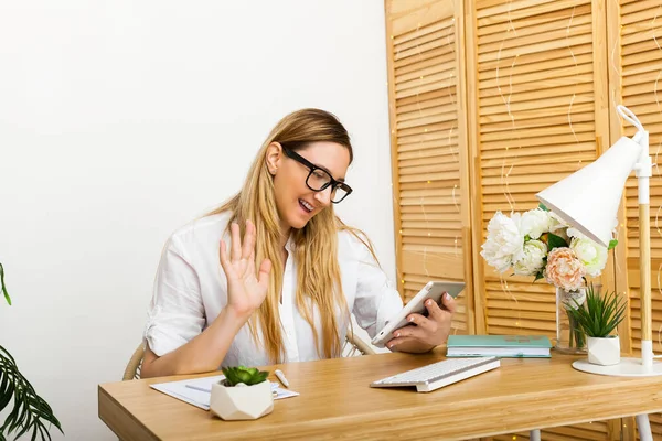 Concentrated Adult Beautiful Businesswoman Working Table Bright Home Office Welcomes — Stock Photo, Image