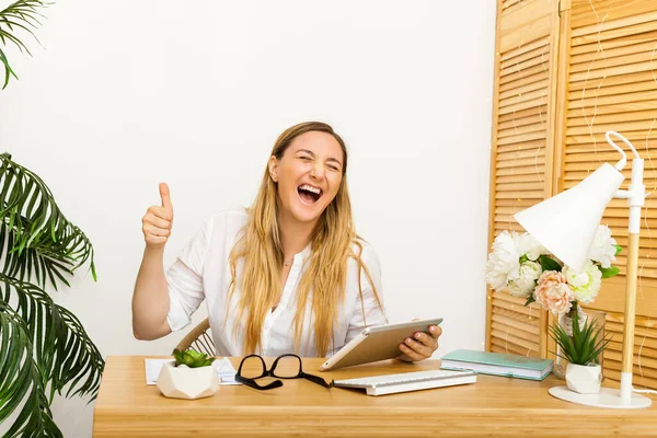 Office Businesswoman Sitting Desk Using Tablet Finishes Project Wins Big — Stock Photo, Image