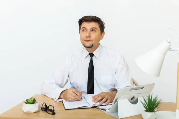 Portret Dorosłego Biznesmena Średnim Wieku Odwracającego Wzrok Podczas Pracy Nad — Zdjęcie stockowe