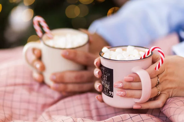 Par Manos Con Tazas Chocolate Caliente Con Malvavisco Imagen Cerca —  Fotos de Stock