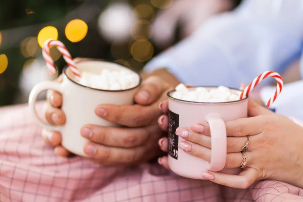 Dos Tazas Cacao Caliente Con Malvaviscos Bastones Caramelo Manos Pareja —  Fotos de Stock