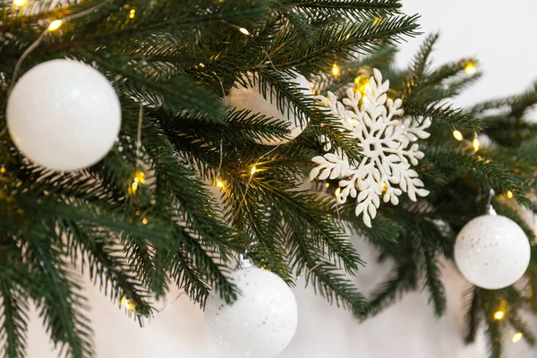 Karácsonyi Háttér Fehér Baubles Egy Koszorú Lucfenyő Ágak — Stock Fotó