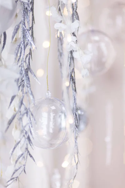 Karácsonyi Háttér Átlátszó Golyók Hópelyhek Dekoratív Ezüstös Ágak Egy Karácsonyfa — Stock Fotó