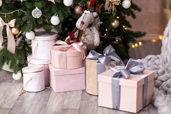 Pyntet Juletre Med Granater Glitter Omgitt Rosa Beige Med Ribbons – stockfoto