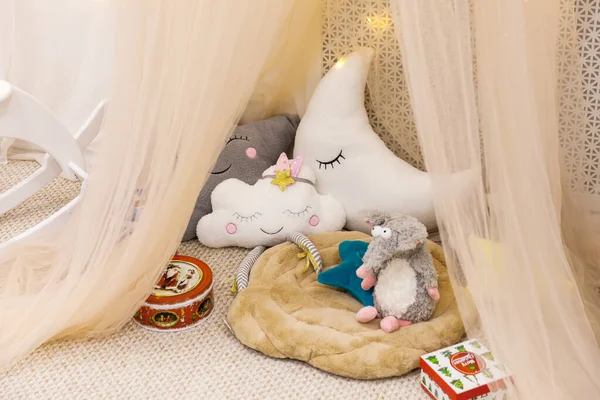 Pastel Renkli Çocuk Odası Kumaş Çadırı Oyuncaklar Yastıklar Noel Hediyeleri — Stok fotoğraf