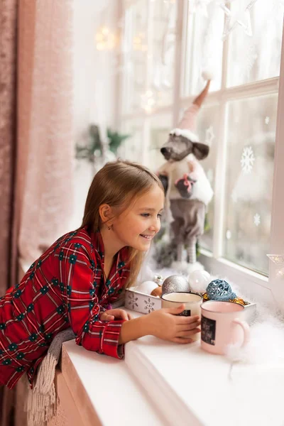 Linda Chica Feliz Pijama Cuadros Con Taza Cacao Mirando Través — Foto de Stock