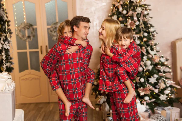 Big Four Members Family Plaid Pajams Daddy Mommy Two Children — Stock Photo, Image