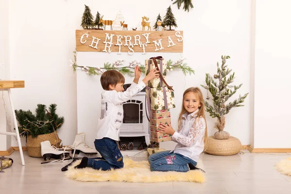 Lindos Niños Emocionados Felices Niño Niña Hermana Hermano Construyen Una — Foto de Stock