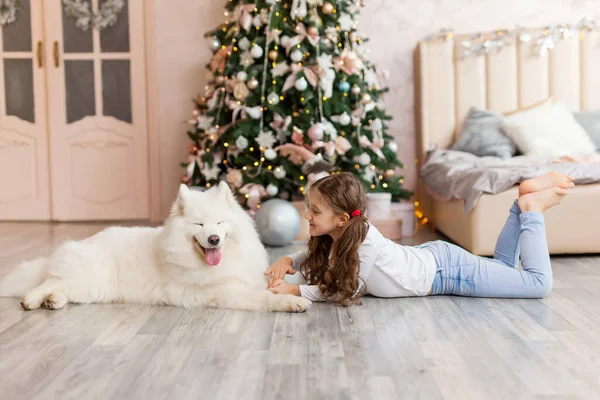 Niña Navidad Con Perro Sonriente Samoyedo Tumbado Suelo Frente Gran — Foto de Stock