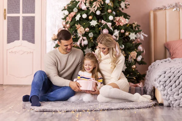 Három Fős Család Hálószobában Egy Nagy Karácsonyfa Előtt Lány Kinyitja — Stock Fotó