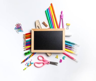 Tahta ahşap çerçeveli, etrafı ofis ve okul malzemeleriyle çevrili. Ofis ve öğrenci teçhizatı beyaz arkaplan üzerineydi.