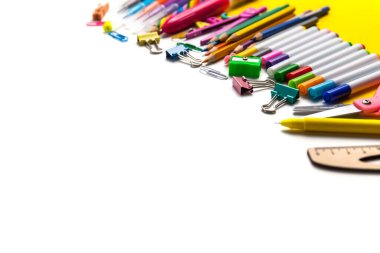 Okula dönelim. Bir tarafa yığılmış bir sürü farklı okul malzemesi var. Çoğu yazı için beyaz alanı kopyalıyor.