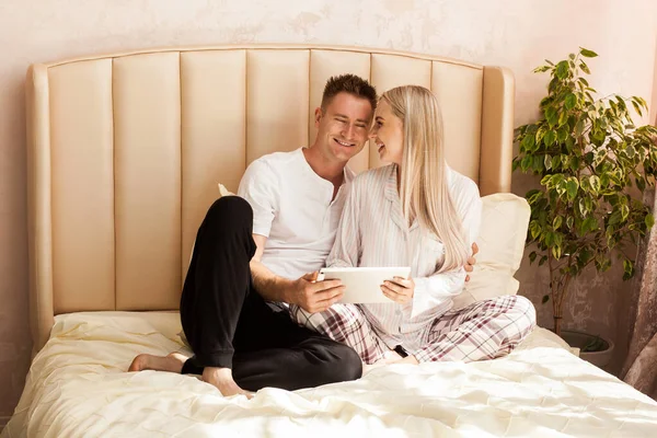 Pregnant Woman Man Lying Bed Home Looking Something Interest Gray — Stock Photo, Image