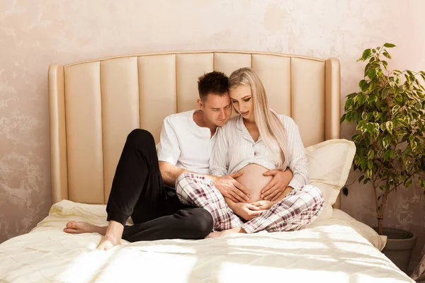 임신과 사람들의 남자가 집에서 임신부를 껴안고 — 스톡 사진