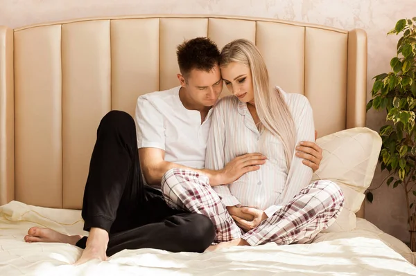 Gravidez Conceito Pessoas Homem Feliz Abraçando Mulher Grávida Casa — Fotografia de Stock