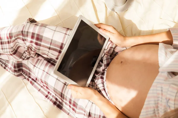 Nahaufnahme Einer Schwangeren Frau Die Hause Bett Liegt Mit Tablette — Stockfoto