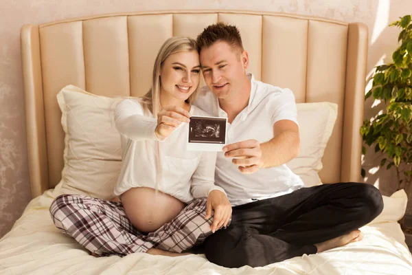 Pais Felizes Segurando Babys Ultra Som Foto Sorrindo Casa Foco — Fotografia de Stock