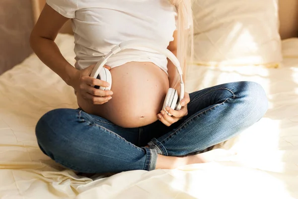 Donna Incinta Con Cuffie Sullo Stomaco Futuro Bambino Ascolta Musica — Foto Stock