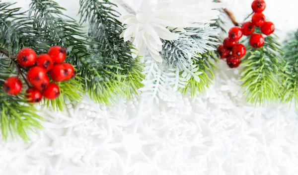 Kerst Nieuwjaar Achtergrond Pelsboomtakken Rode Bessen Decoratie Glinstering Wit Hout — Stockfoto
