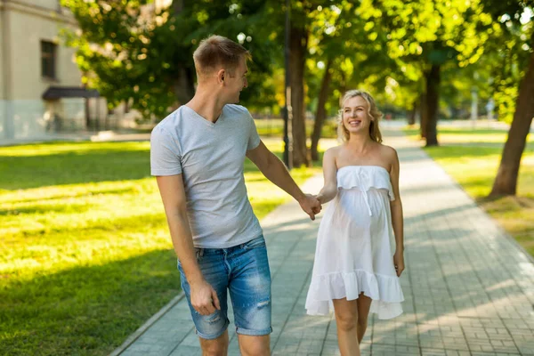 Feliz Joven Embarazada Con Marido Caminando Parque Ciudad —  Fotos de Stock