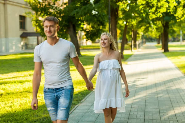 Feliz Joven Embarazada Con Marido Caminando Parque Ciudad —  Fotos de Stock