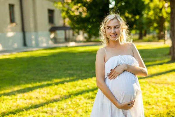 Retrato Mujer Embarazada Feliz Orgullosa Vestido Blanco Parque Día Soleado — Foto de Stock