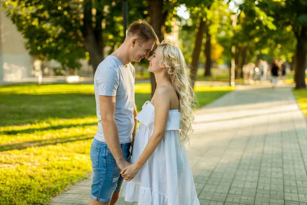 Feliz Joven Embarazada Con Marido Caminando Parque Ciudad —  Fotos de Stock