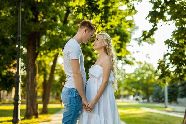 Happy Young Pregnant Woman Her Husband Walking City Park — Stock Photo, Image