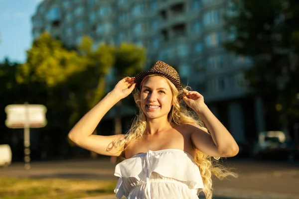 Primer Plano Joven Mujer Bonita Retrato Posando Ciudad Europa Moda — Foto de Stock