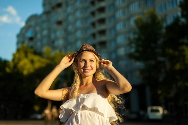 Primer Plano Joven Mujer Bonita Retrato Posando Ciudad Europa Moda — Foto de Stock