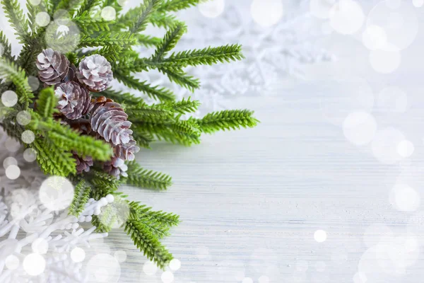Tak Van Kerstboom Beschutte Sneeuw Met Kegels Witte Houten Achtergrond — Stockfoto