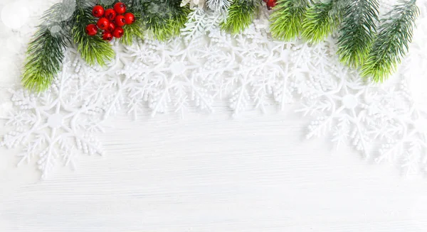 圣诞或新年背景 毛皮树枝 红色浆果 白色木材上的装饰和闪闪发光 顶视图 复制空间 — 图库照片