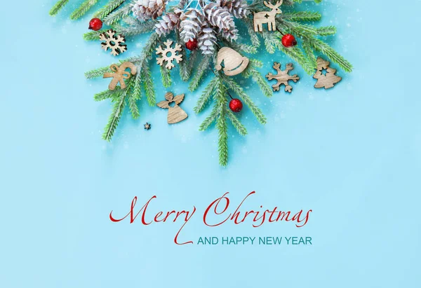 Χριστουγεννιάτικα Στολίδια Από Κλαδιά Ελάτης Διακοσμητικά Στοιχεία Γαλάζιο Φόντο Καλά — Φωτογραφία Αρχείου