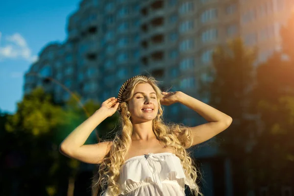 Giovane Bella Donna Ritratto Posa Città Strada Estiva Con Cappello — Foto Stock