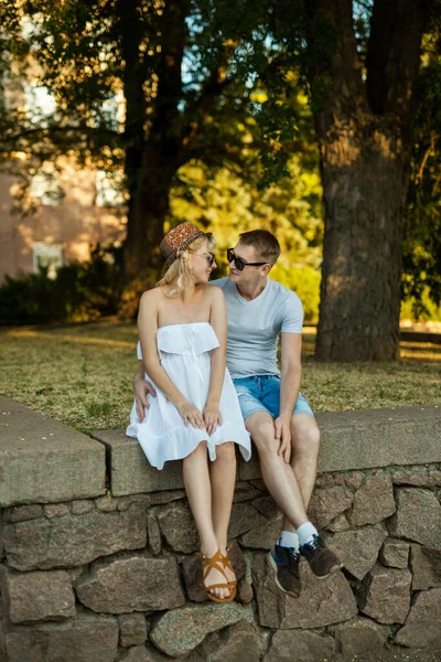 Ciężarna Kobieta Jej Mąż Delikatnie Się Przytulają Siedzą Parku Miejskim — Zdjęcie stockowe