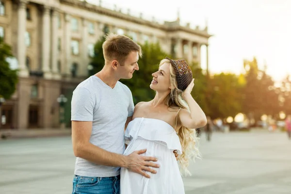 Atraktiva Gravida Par Tillsammans Torget Vacker Gravid Kvinna Och Hennes — Stockfoto