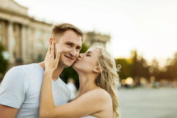 Szerelmesek Vidáman Csókolóznak Randizás Fajok Közötti Fiatal Párok Ölelés Egy — Stock Fotó