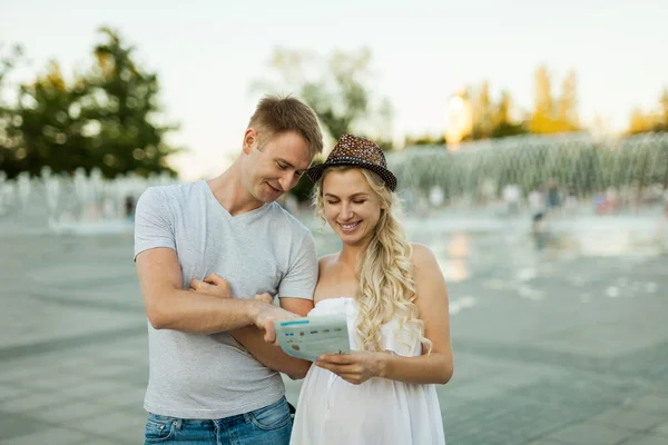 Vacaciones Verano Citas Concepto Turismo Pareja Sonriente Mujer Embarazada Vestido —  Fotos de Stock