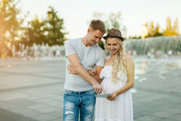 Vacaciones Verano Citas Concepto Turismo Pareja Sonriente Mujer Embarazada Vestido — Foto de Stock