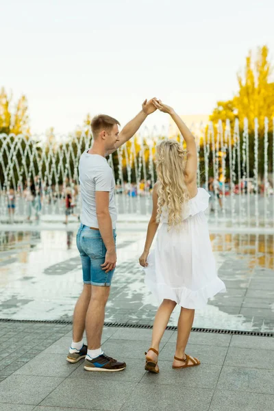 Jovem Casal Caucasiano Apaixonado Andando Dançando Praça Cidade Com Fontes — Fotografia de Stock