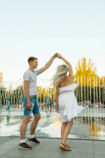 Joven Pareja Caucásica Enamorada Caminando Bailando Plaza Ciudad Con Fuentes —  Fotos de Stock