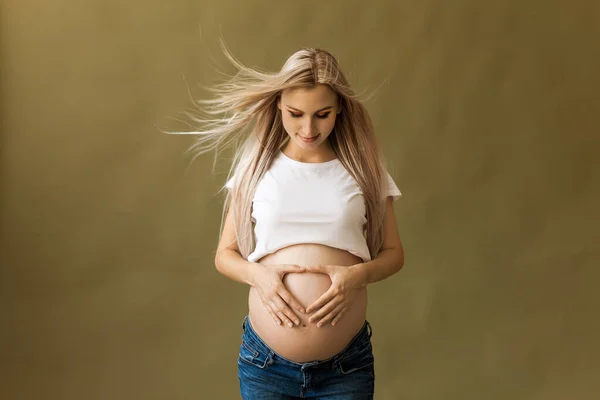 Närbild Gravid Kvinna Röra Hennes Mage Beige Bakgrund Graviditet Moderskap — Stockfoto