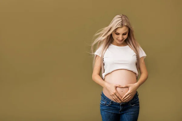 Close Van Zwangere Vrouw Aanraken Van Haar Buik Beige Achtergrond — Stockfoto